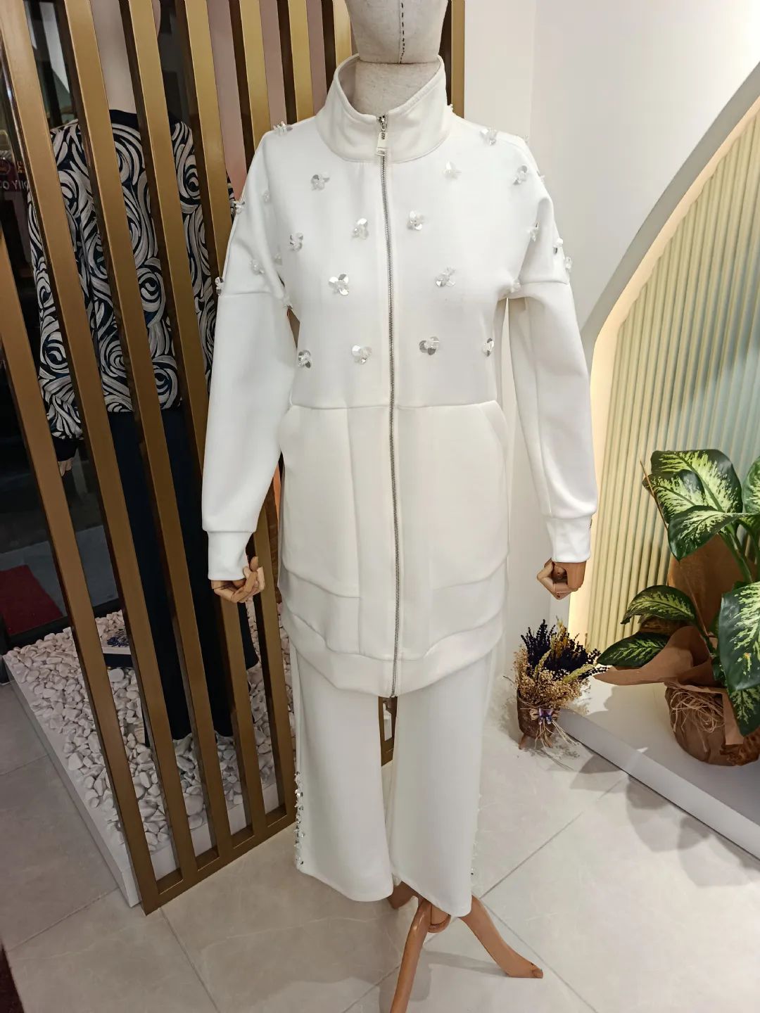 Pul-ve-Boncuk-Islemeli-Takim-Beyaz