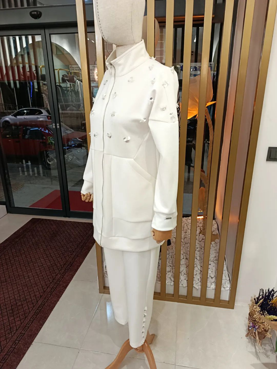 Pul-ve-Boncuk-Islemeli-Takim-Beyaz