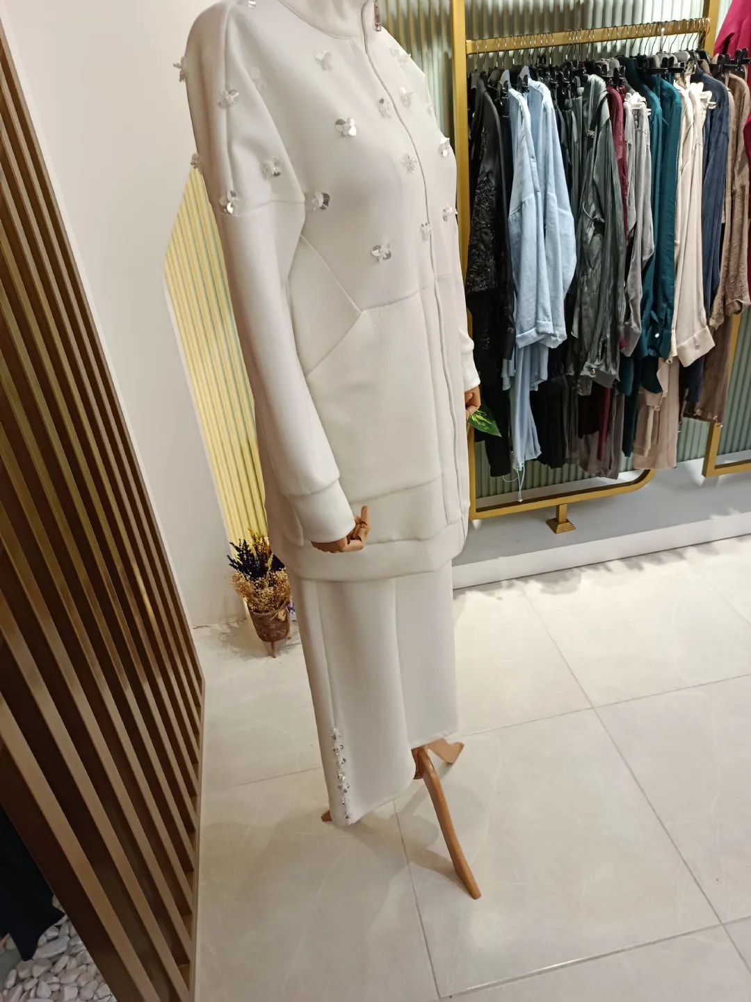 Pul ve Boncuk ��lemeli Tak�m Beyaz