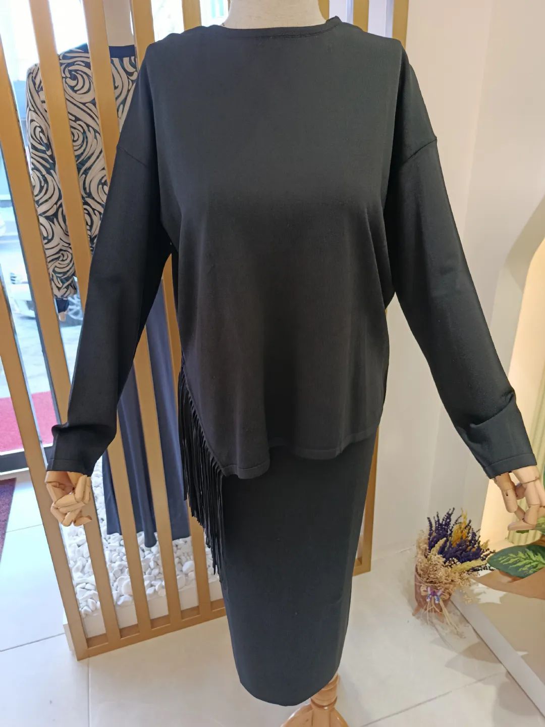 Puskul-Detayli-Etek-Bluz-Takim-Siyah