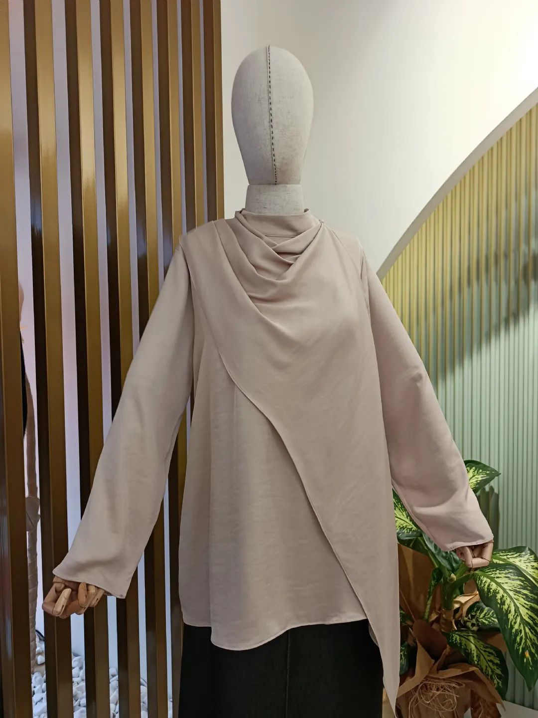 Sal-Detayli-Saten-Gomlek-Bej