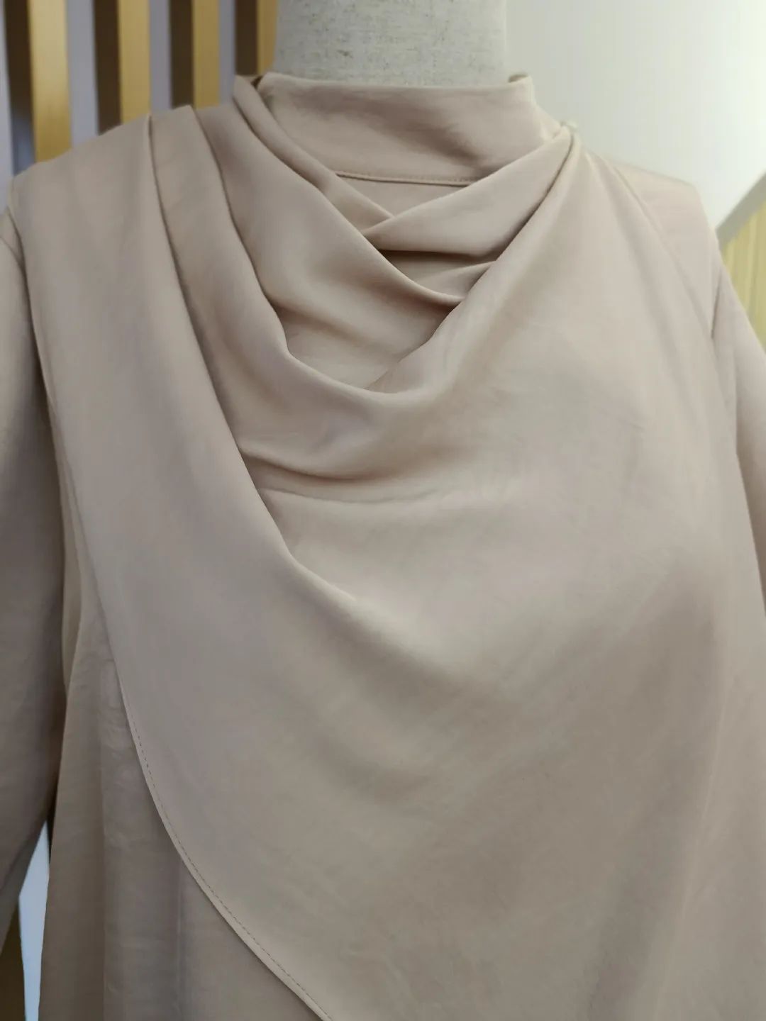 Sal-Detayli-Saten-Gomlek-Bej