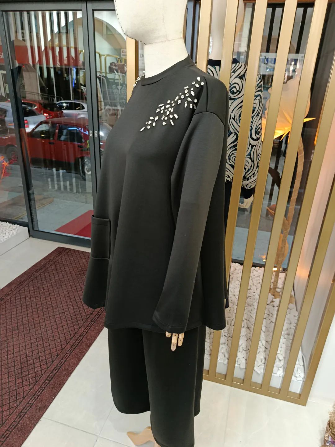 Ta� Aksesuarl� Tak�m Siyah