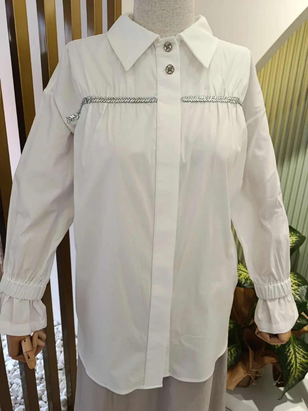 Tasli-Seritli-Buzgu-Detayli-Gomlek-Beyaz