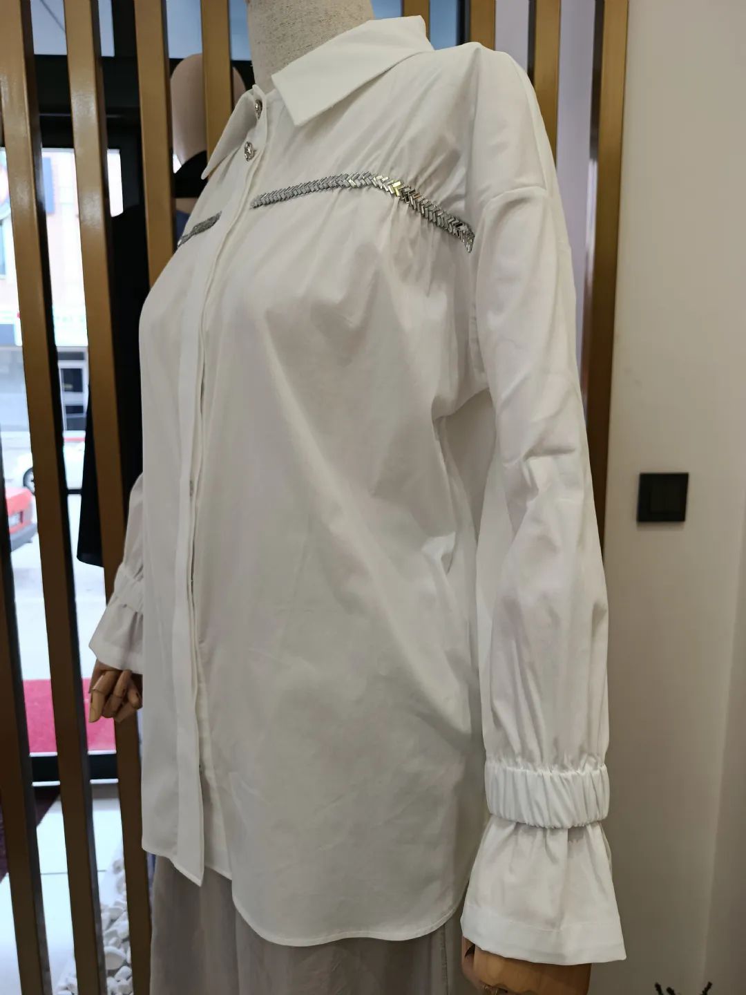 Tasli-Seritli-Buzgu-Detayli-Gomlek-Beyaz