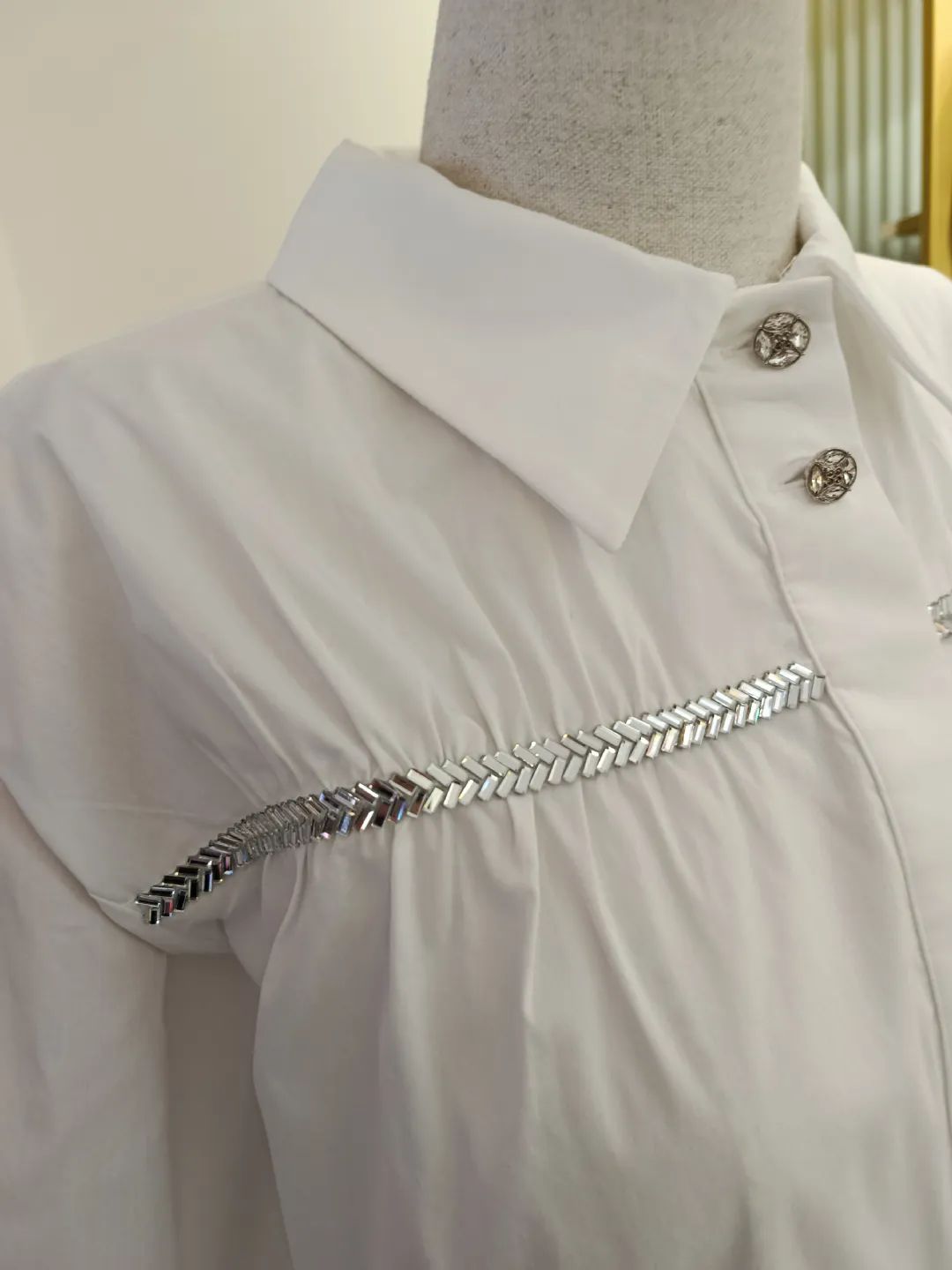 Ta�l� �eritli B�zg� Detayl� G�mlek Beyaz