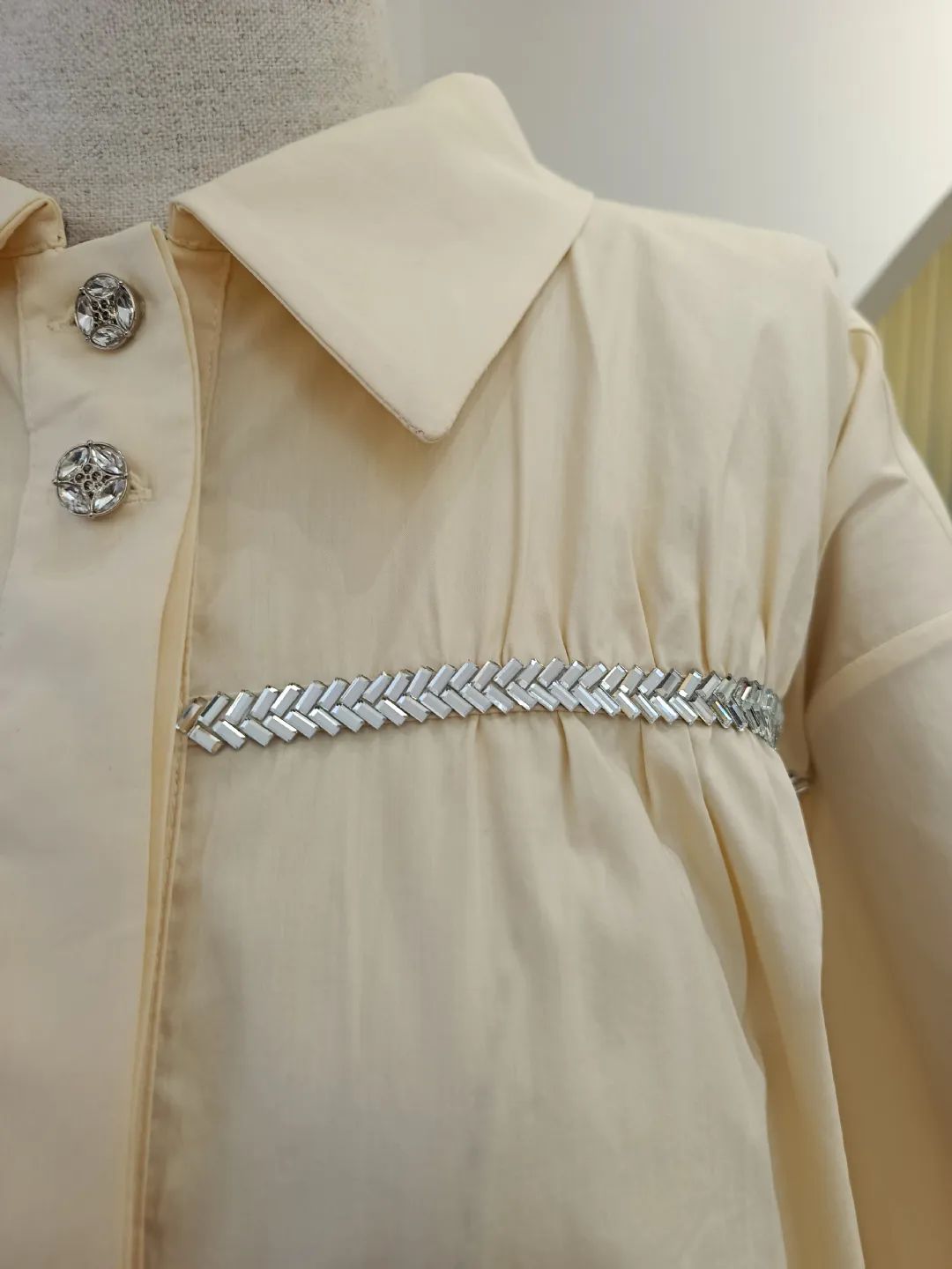 Ta�l� �eritli B�zg� Detayl� G�mlek Sar�