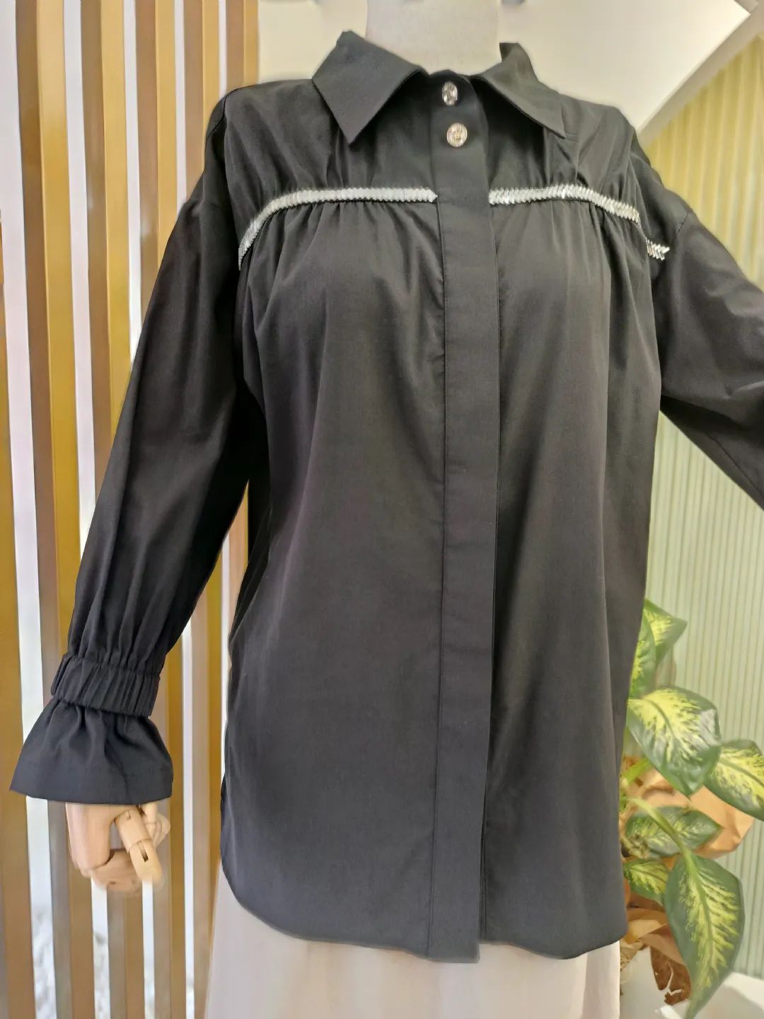 Tasli-Seritli-Buzgu-Detayli-Gomlek-Siyah