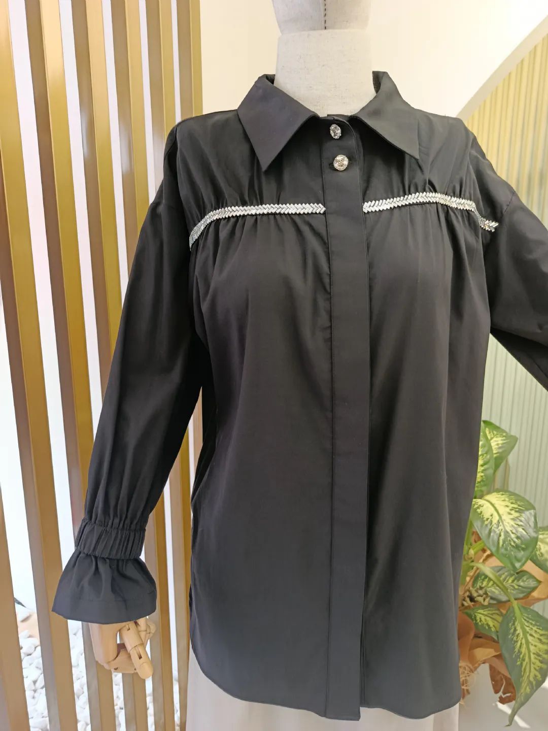 Tasli-Seritli-Buzgu-Detayli-Gomlek-Siyah