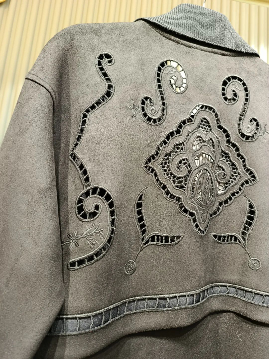 Tig-Triko-Nakis-Detayli-Kap-Siyah