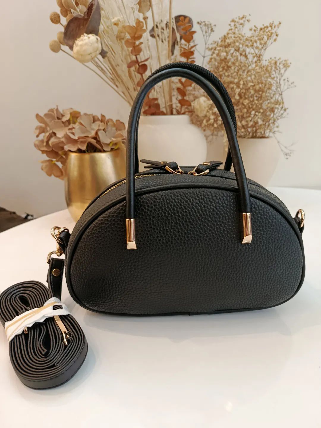Toka Detayl� Oval �anta Siyah