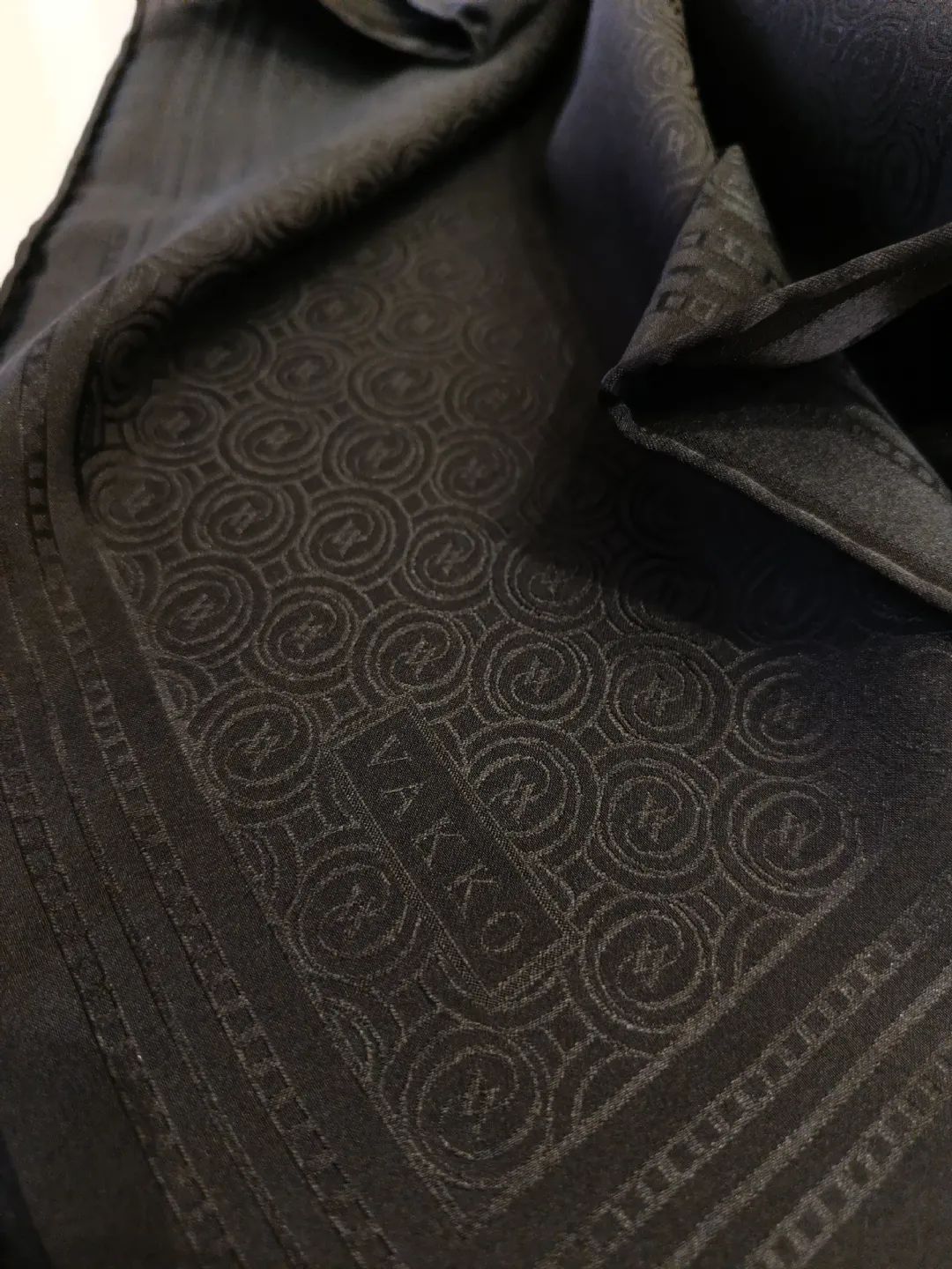 Vakko-Jakarli-Ipek-Esarp-Siyah