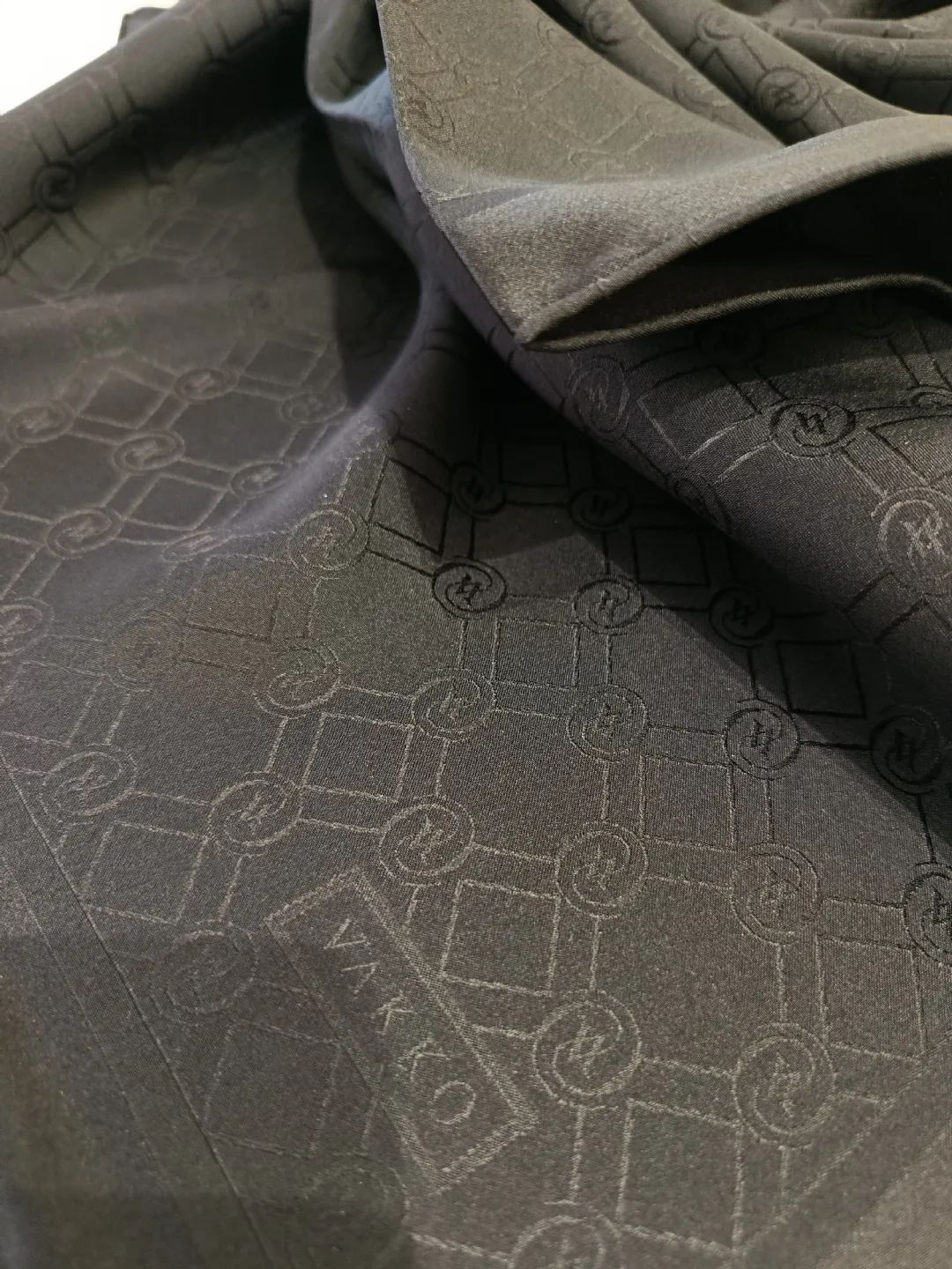 Vakko-Jakarli-Ipek-Esarp-Siyah