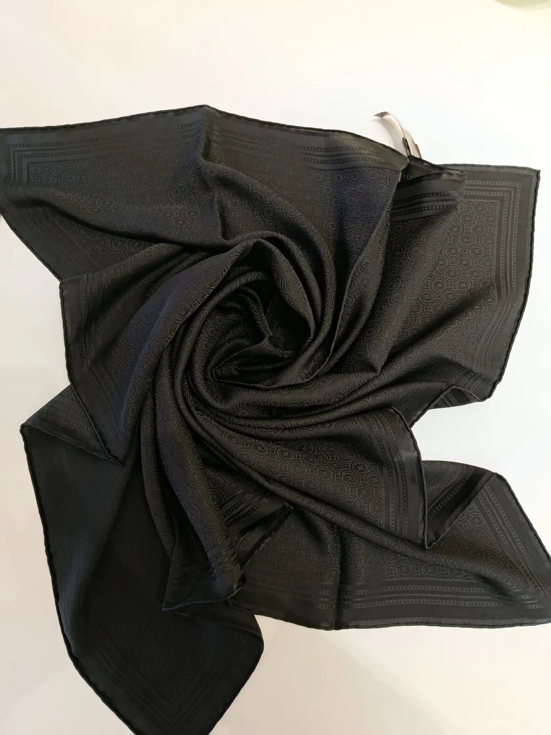 Vakko-Jakarli-Ipek-Esarp-Siyah