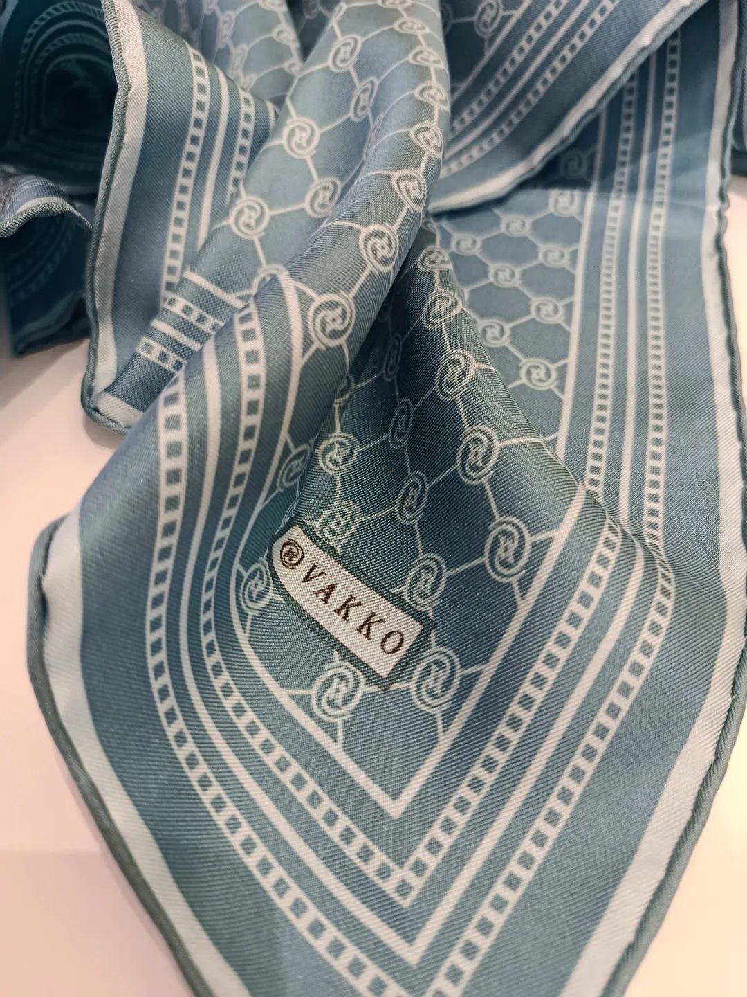 Vakko-Monogram-Twill-Ipek-Esarp-Acik-Mavi