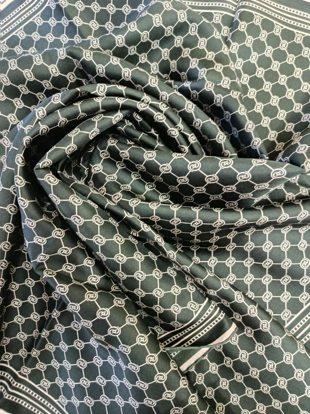 Vakko Monogram Twill �pek E�arp Koyu Ye�il
