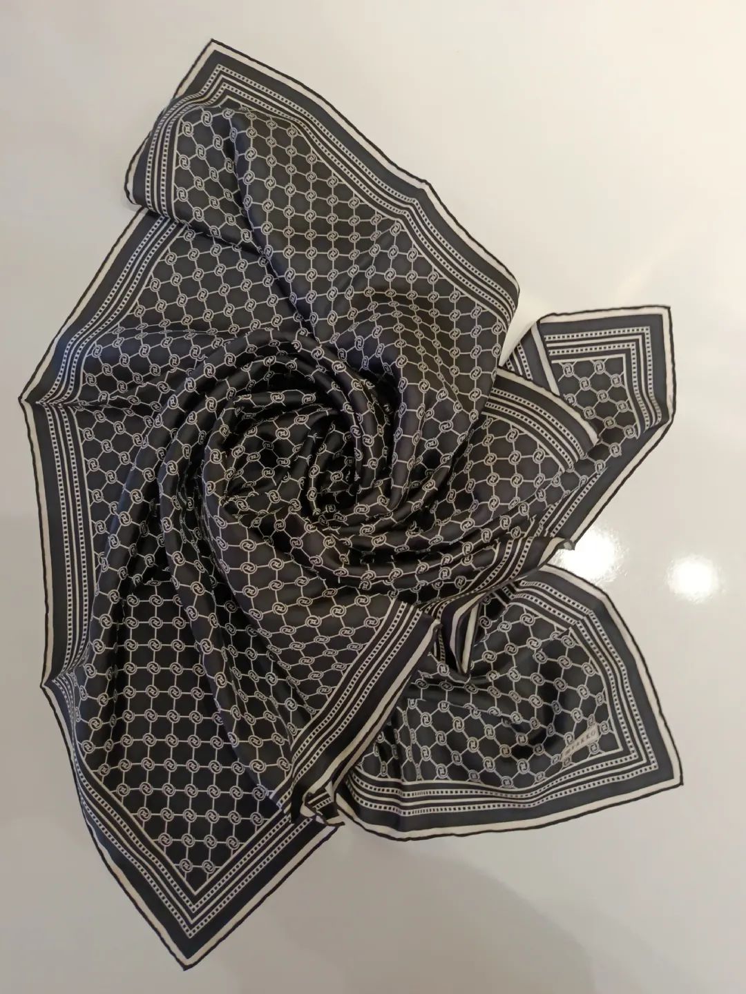 Vakko-Monogram-Twill-Ipek-Esarp-Siyah-Beyaz