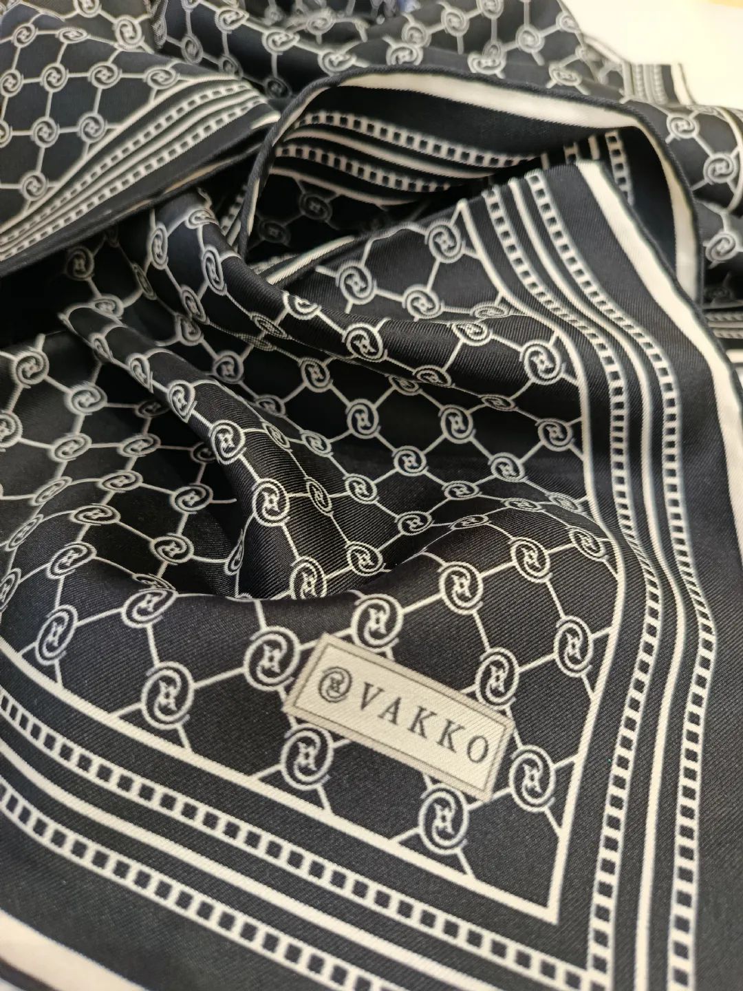 Vakko-Monogram-Twill-Ipek-Esarp-Siyah-Beyaz