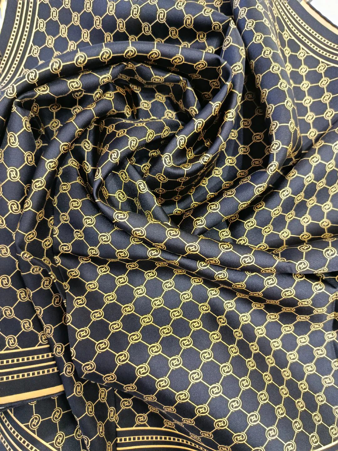 Vakko Monogram Twill �pek E�arp Siyah Sar�