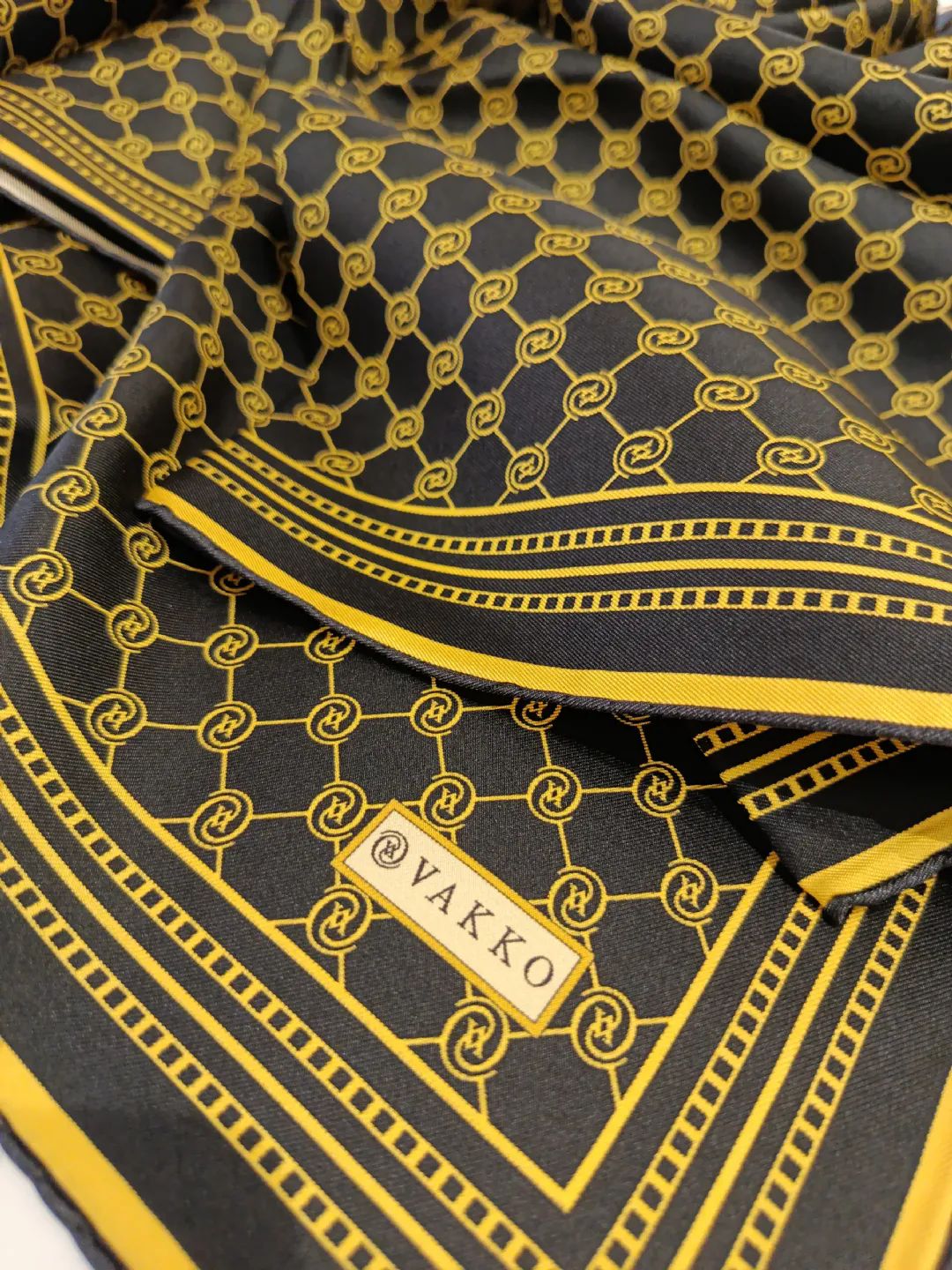 Vakko-Monogram-Twill-Ipek-Esarp-Siyah-Sari