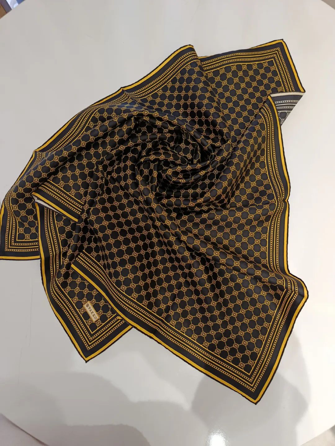 Vakko-Monogram-Twill-Ipek-Esarp-Siyah-Sari