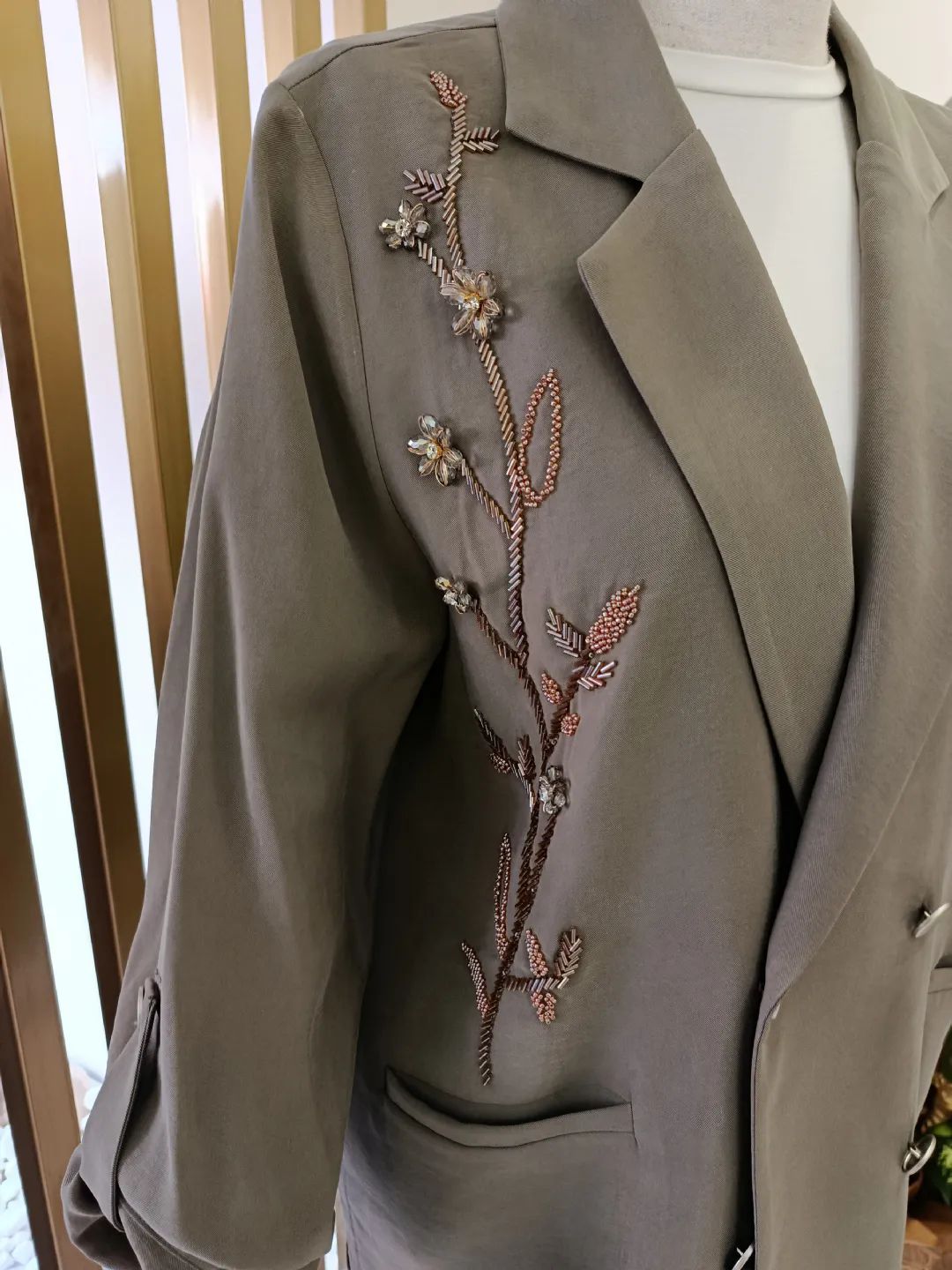 Yakasi-Islemeli-Ceketli-Takim-Cagla