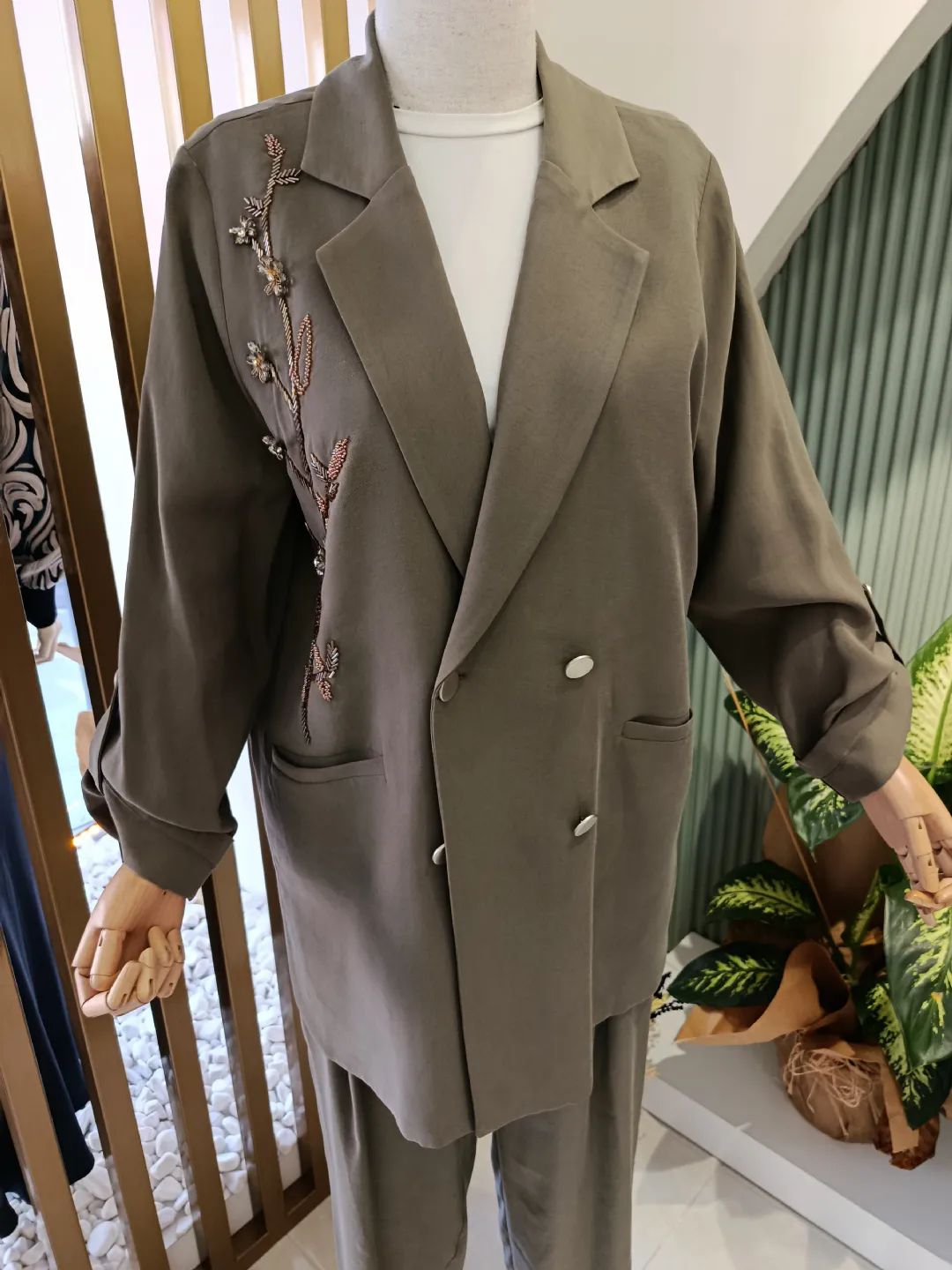 Yakasi-Islemeli-Ceketli-Takim-Cagla