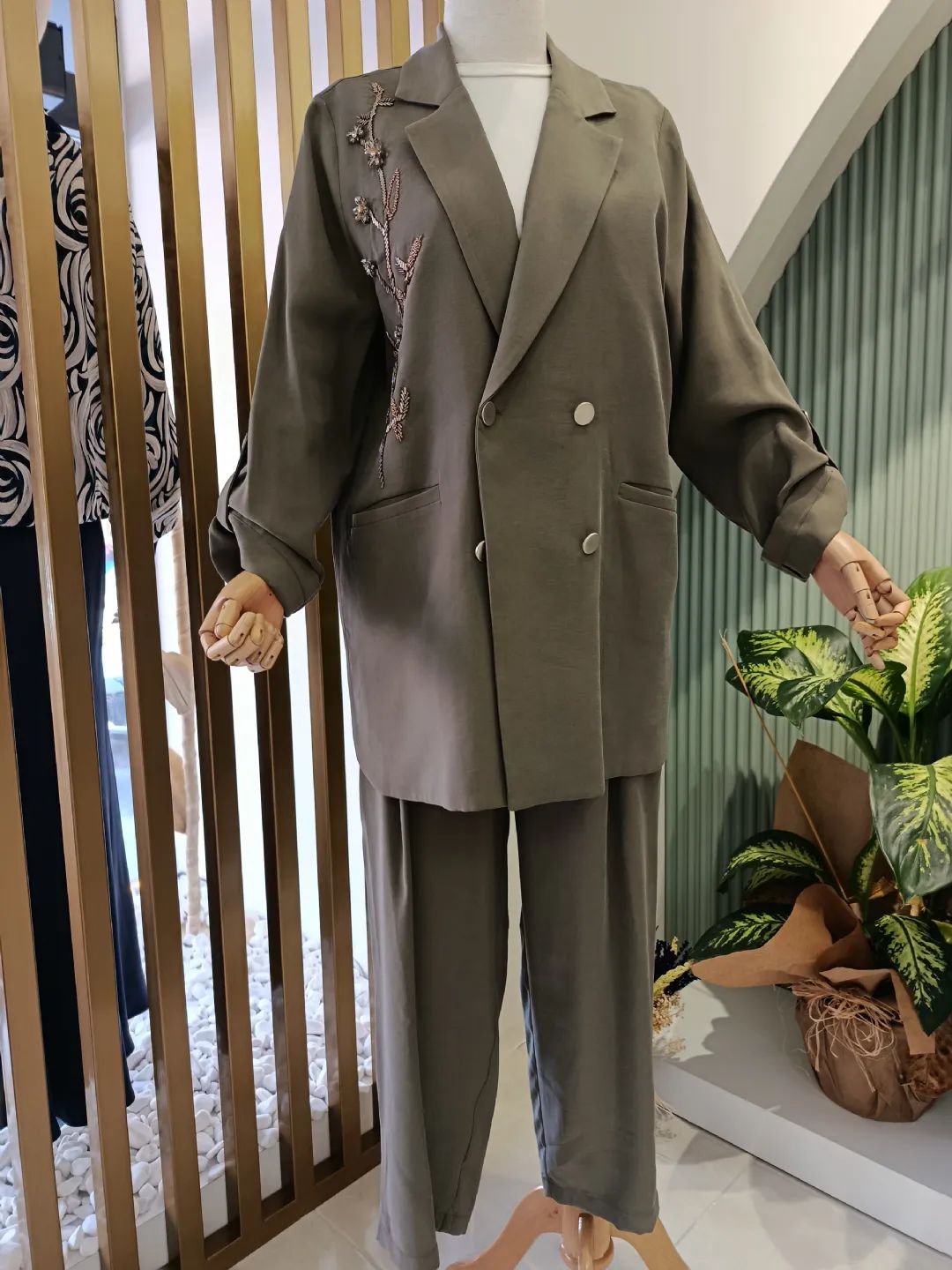 Yakas� ��lemeli Ceketli Tak�m �a�la