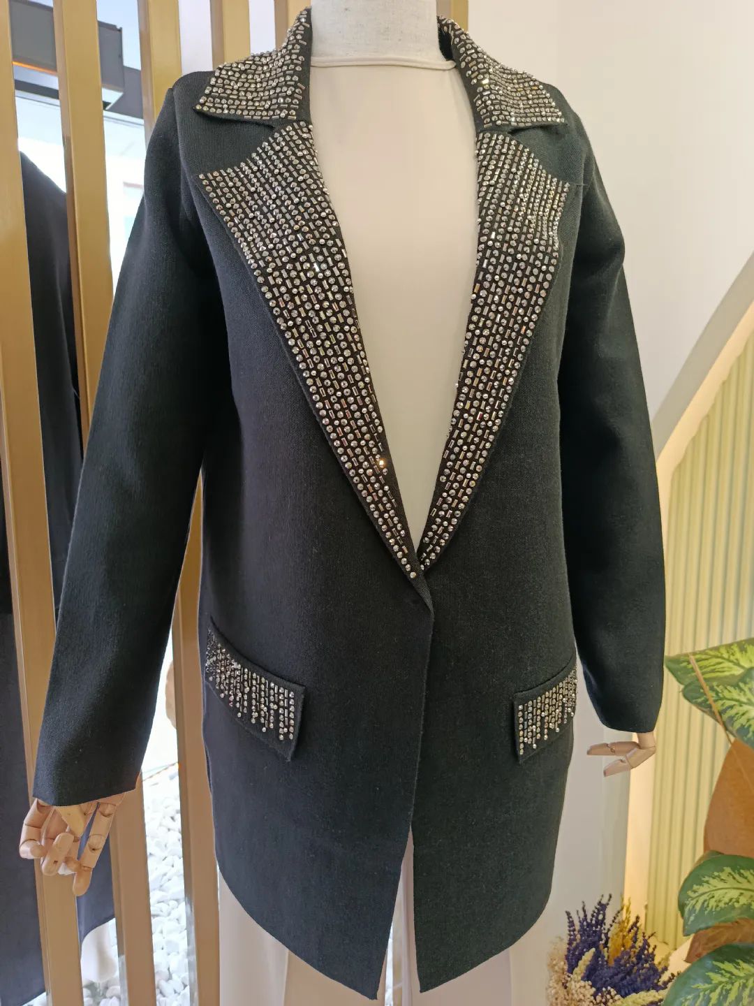 Yakasi-Ve-Cepi-Tas-Baskili-Ceket