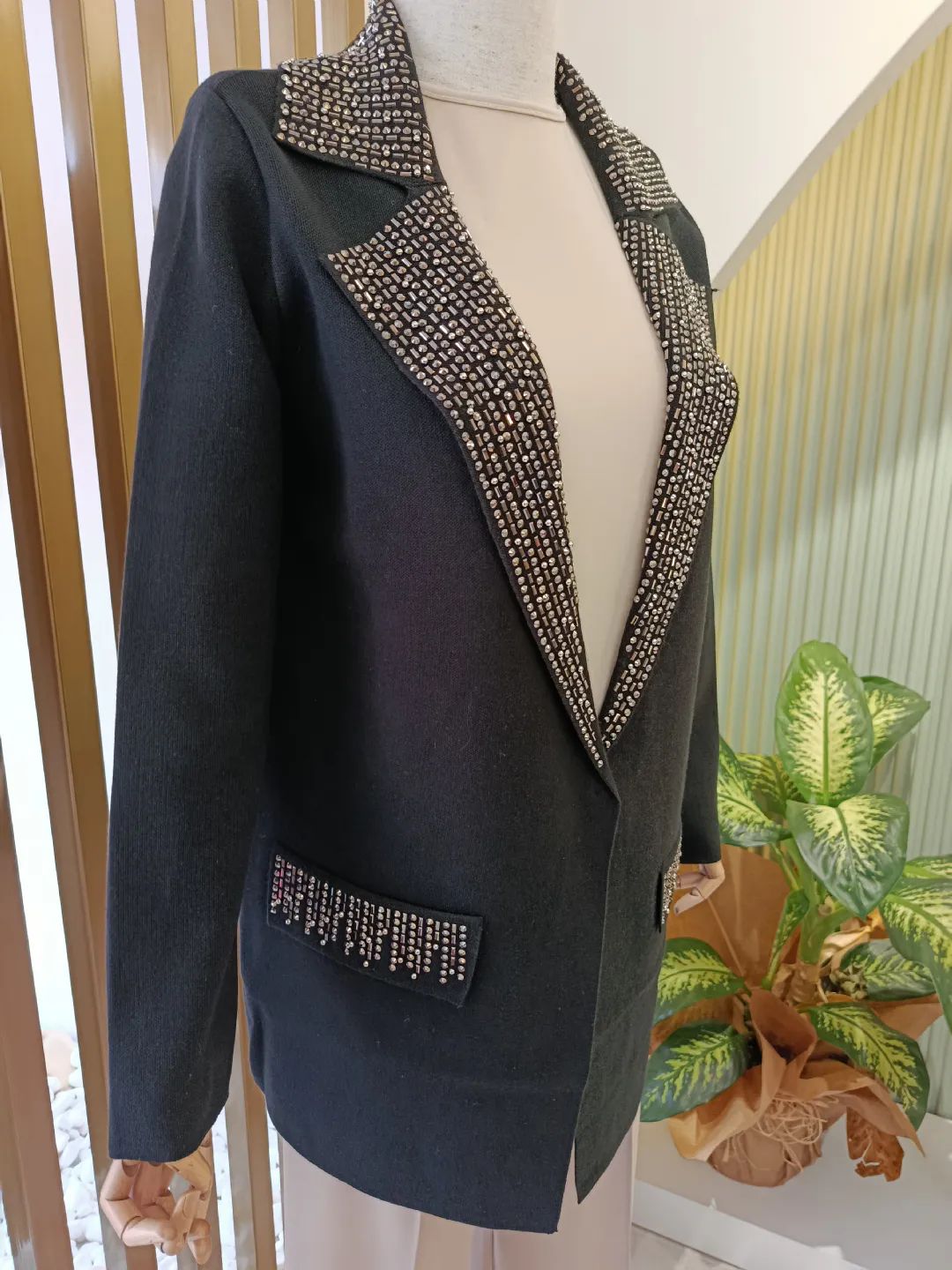 Yakasi-Ve-Cepi-Tas-Baskili-Ceket