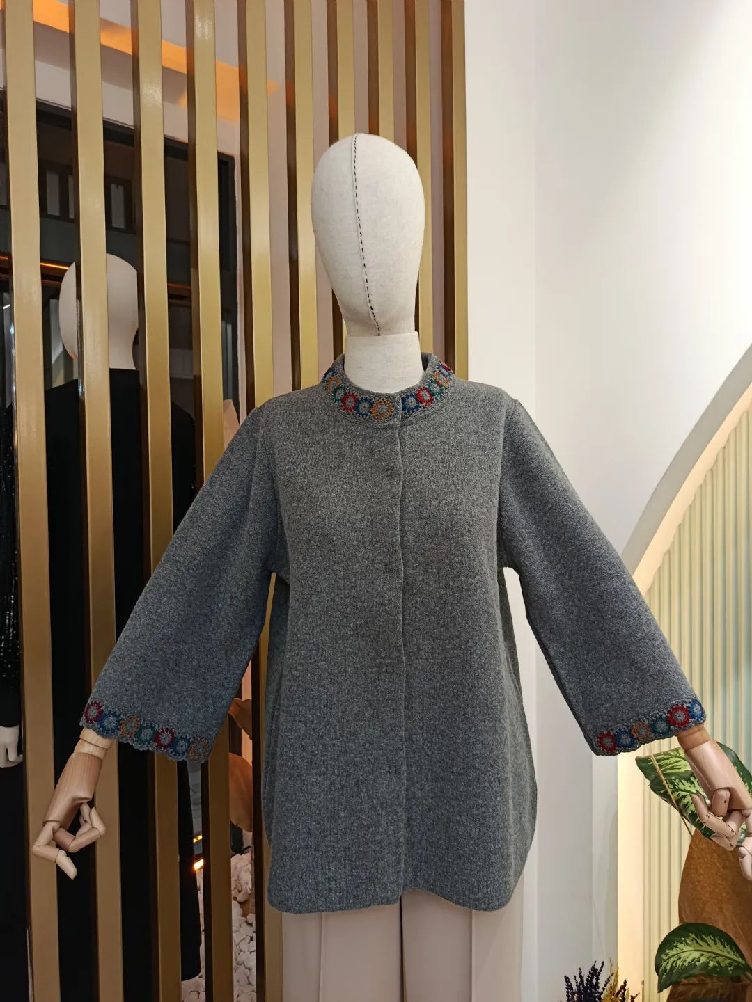 Yakas� ve Kollar� ��lemeli H�rka