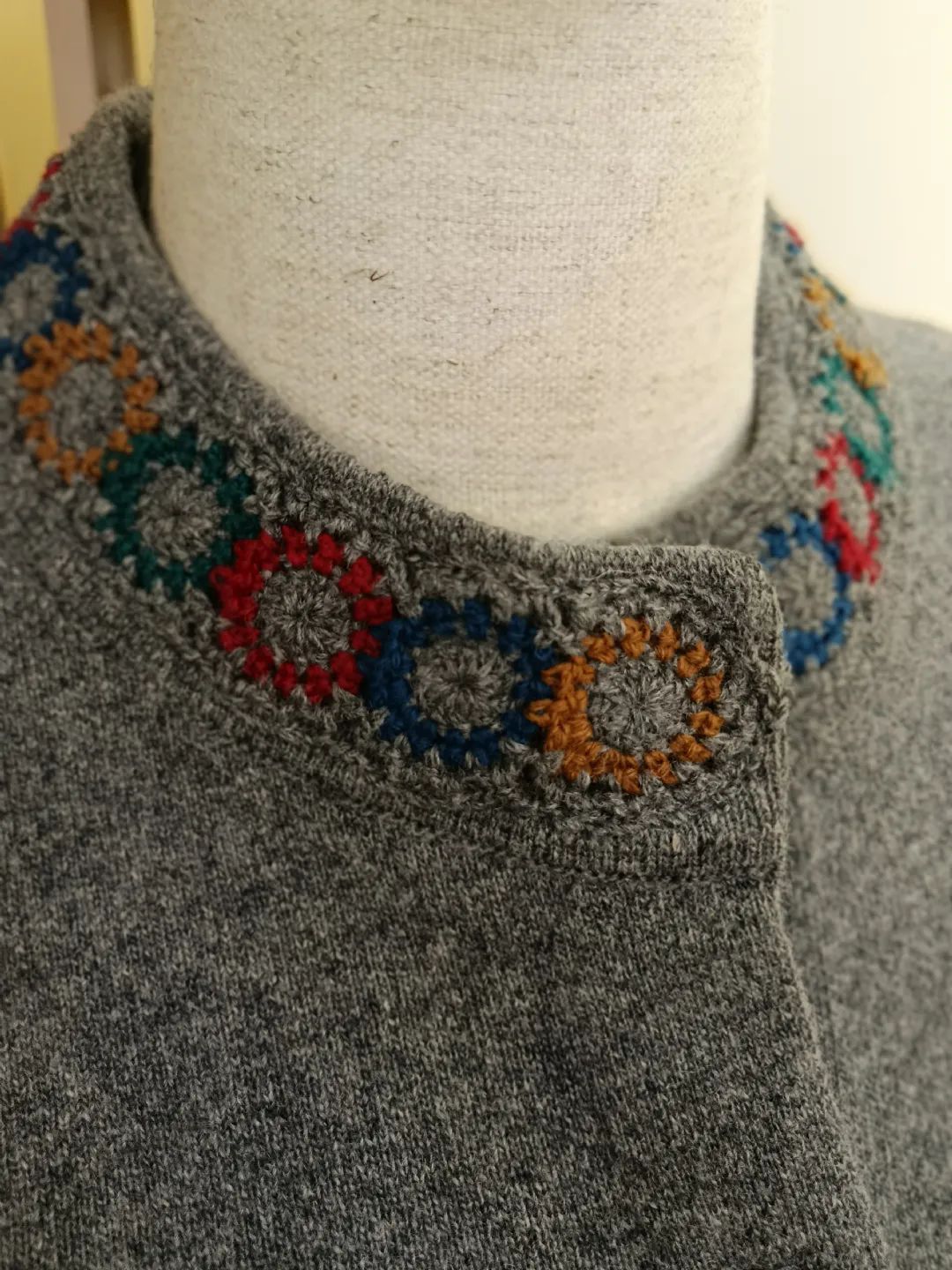 Yakasi-ve-Kollari-Islemeli-Hirka