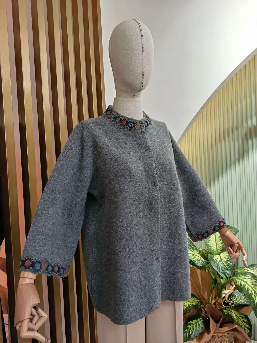 Yakasi-ve-Kollari-Islemeli-Hirka