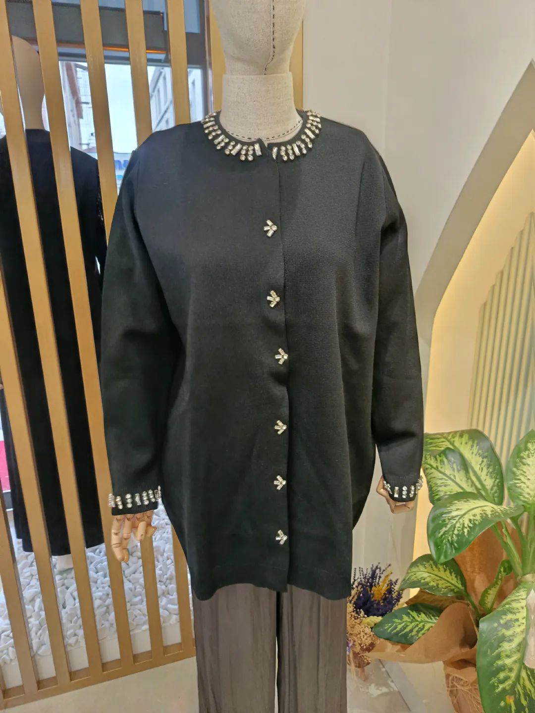 Yakasi-Ve-Onu-Tasli-Rayon-Ceket-Siyah