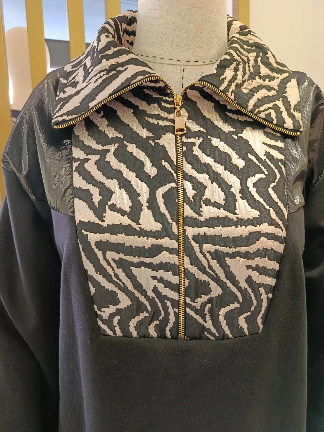 Zebra-Jakar-Desenli-Orme-Takim-Siyah